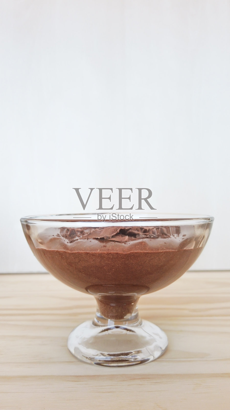 自制巧克力慕斯放在玻璃杯上。垂直图照片摄影图片