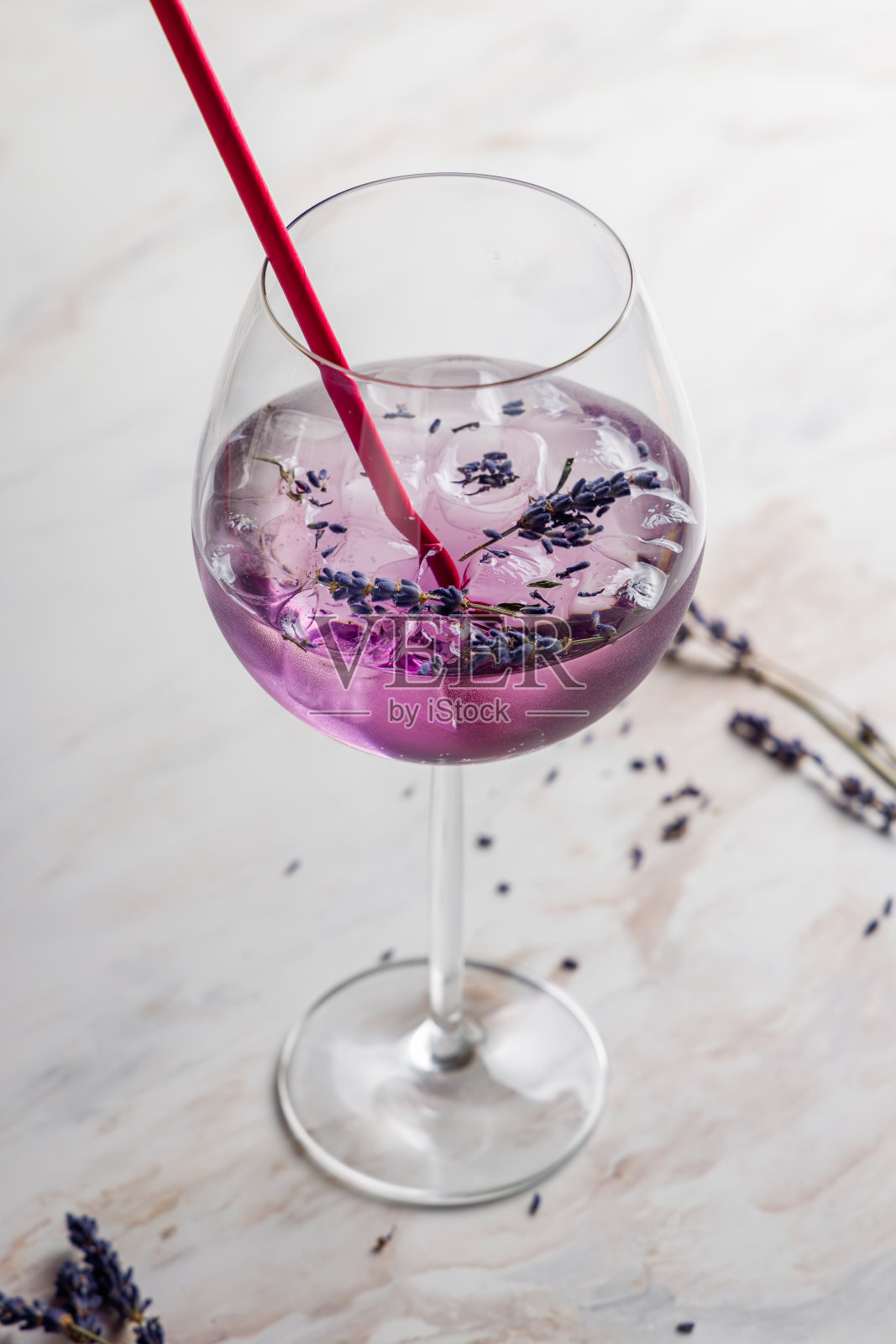 白色大理石竖桌上放着薰衣草鸡尾酒照片摄影图片