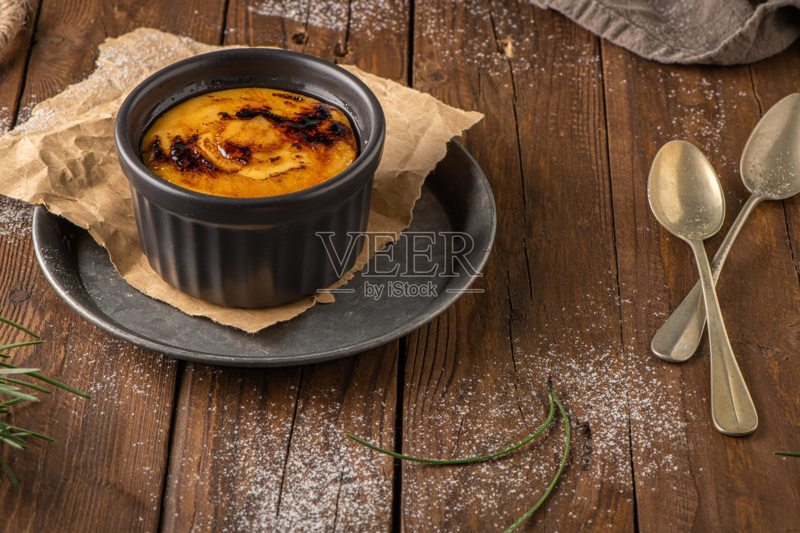 法式焦糖布丁甜点或葡萄牙雷特焦糖甜点照片摄影图片