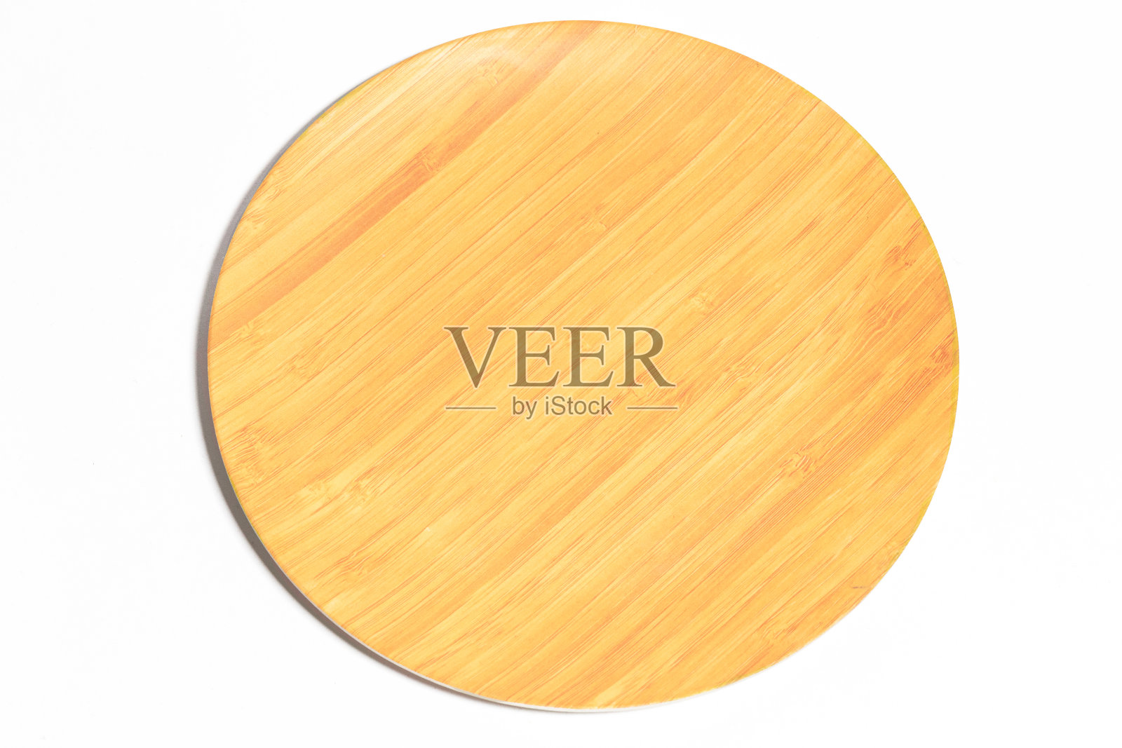 白色背景上的木质可生物降解板照片摄影图片