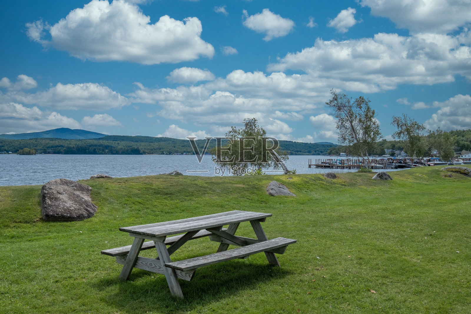 在阳光明媚的日子里，在野餐桌上看到美丽的湖景照片摄影图片