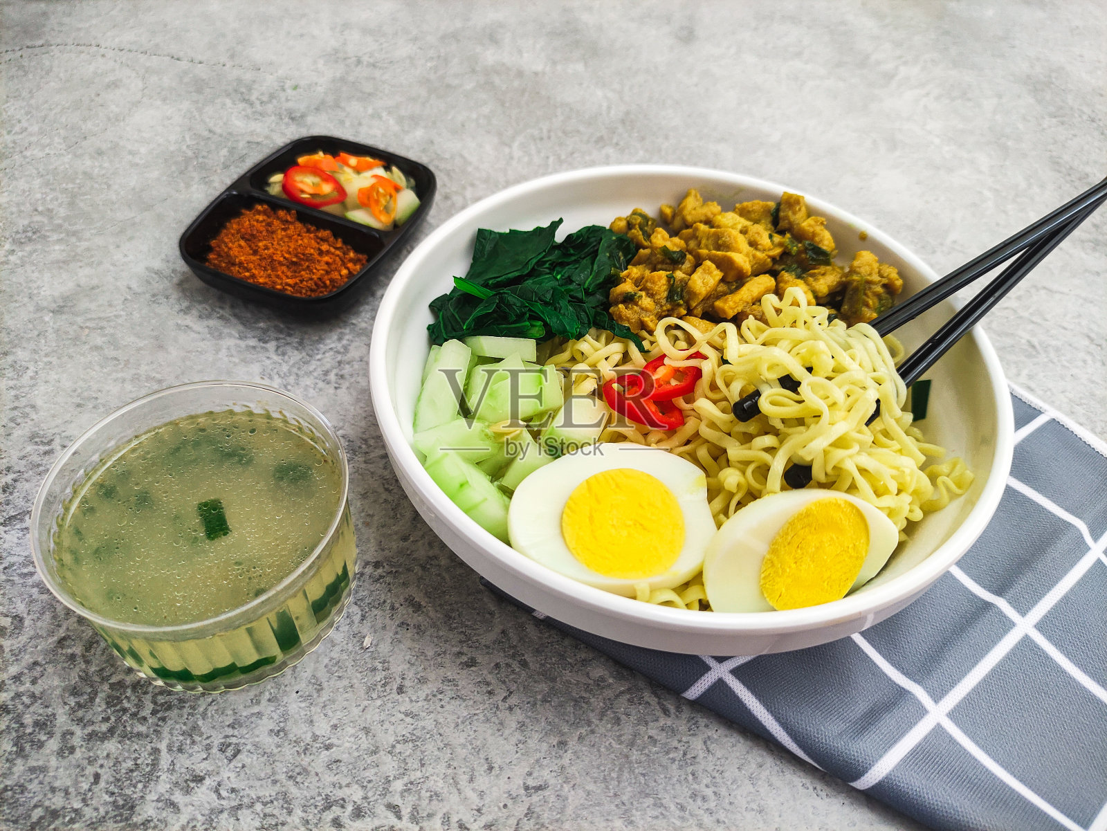 鸡肉面条照片摄影图片