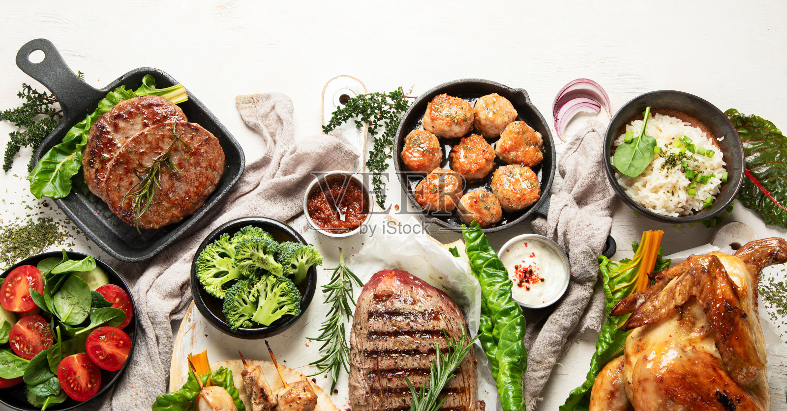 各种健康的熟肉。照片摄影图片