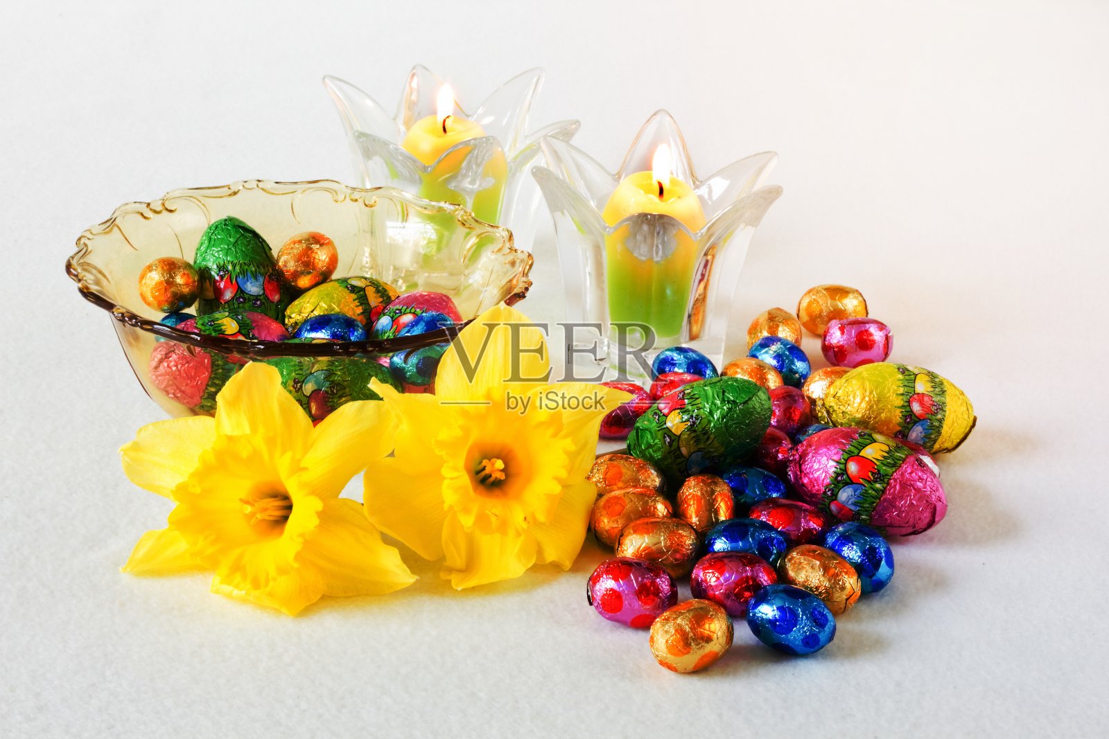 复活节装饰-巧克力蛋和水仙花照片摄影图片