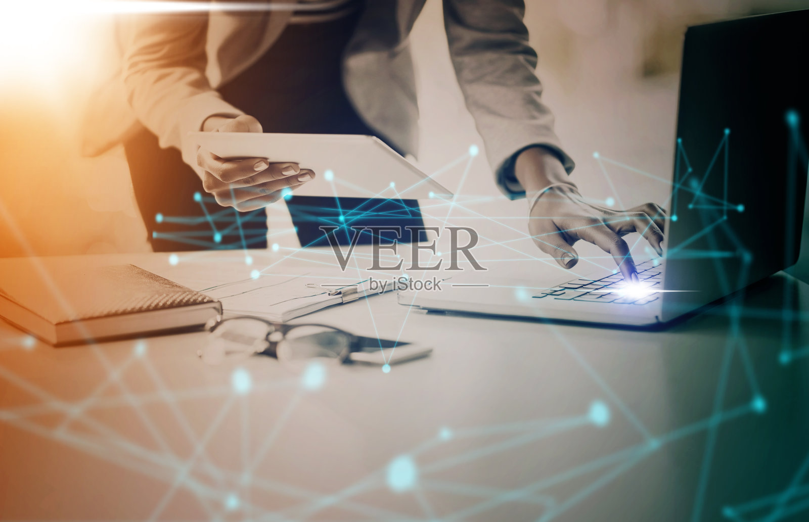 商务、笔记本电脑和数字转型与平板电脑在网络与技术和数据节点在办公室。公司经理在计算机通信，物联网和未来网络的工作照片摄影图片