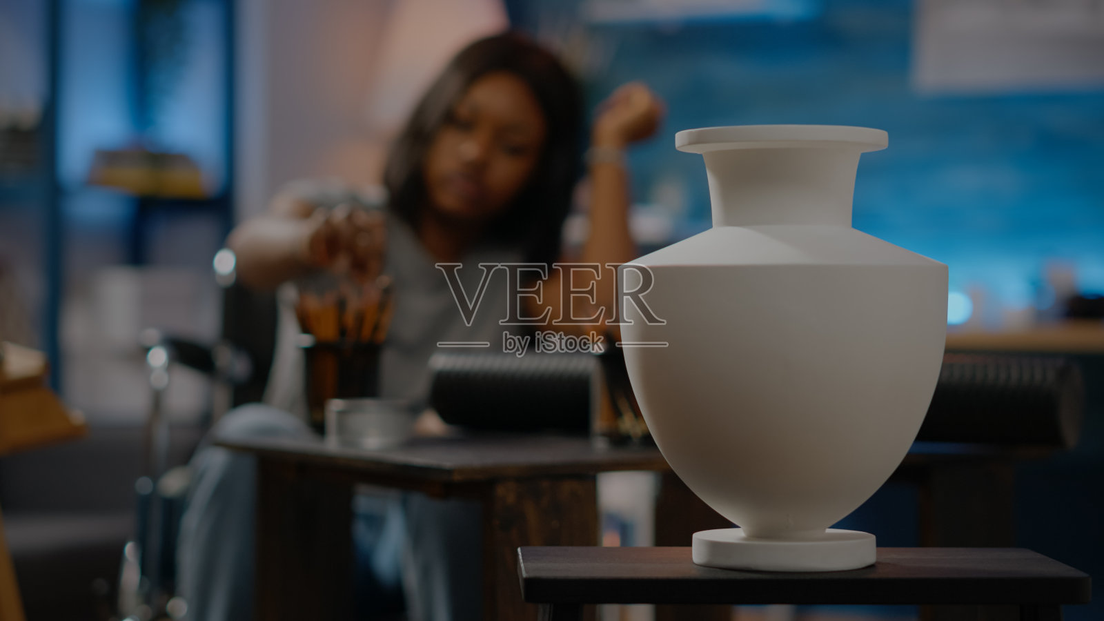 接近的白色花瓶准备真正的图纸照片摄影图片