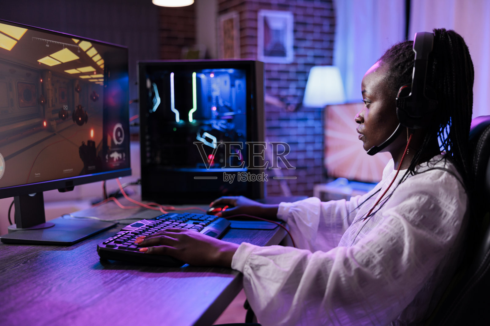 内容创作者玩电子游戏冠军照片摄影图片