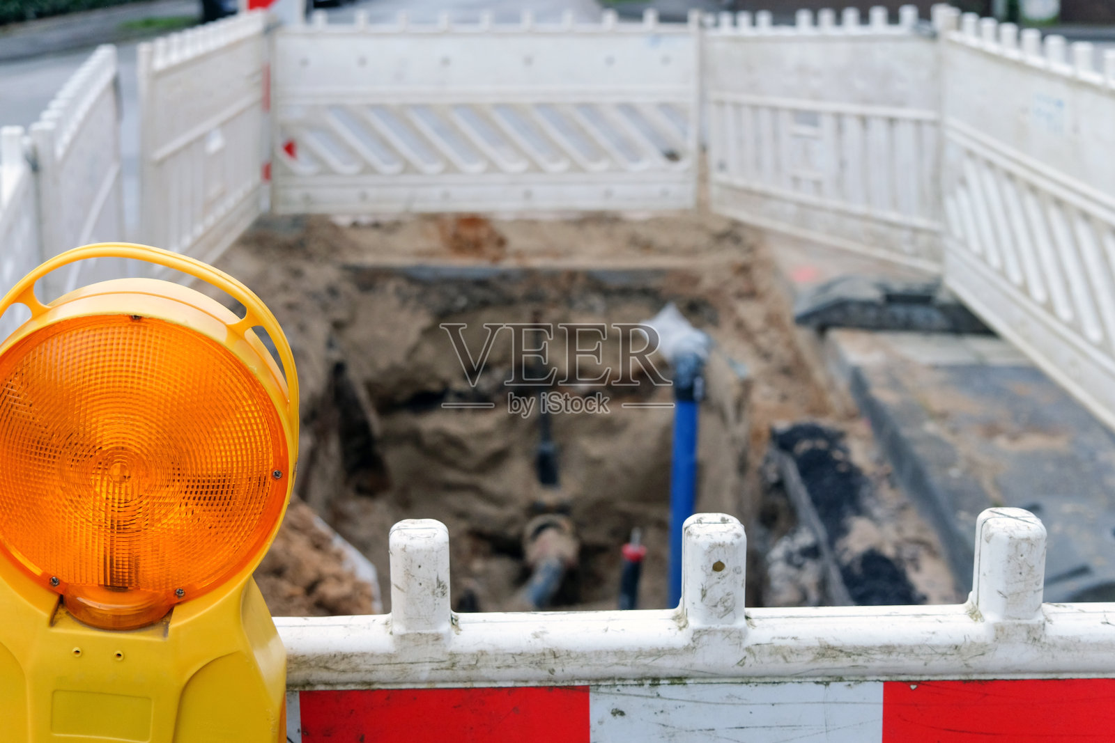 驳船、防护格栅与工地灯特写照片摄影图片