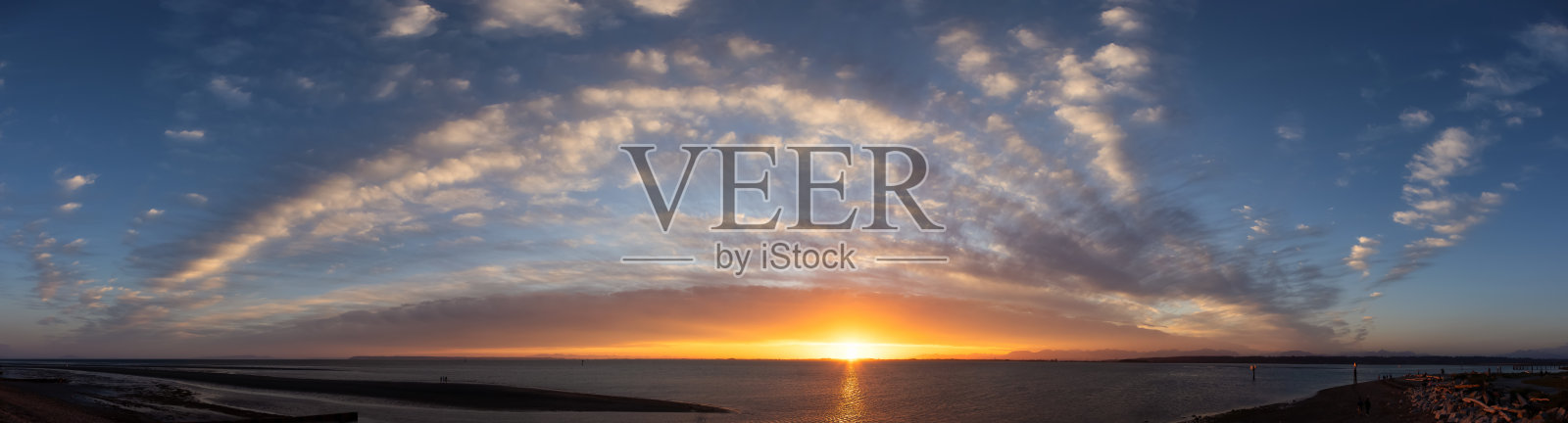 美丽的全景彩色云景在戏剧性的日落。照片摄影图片