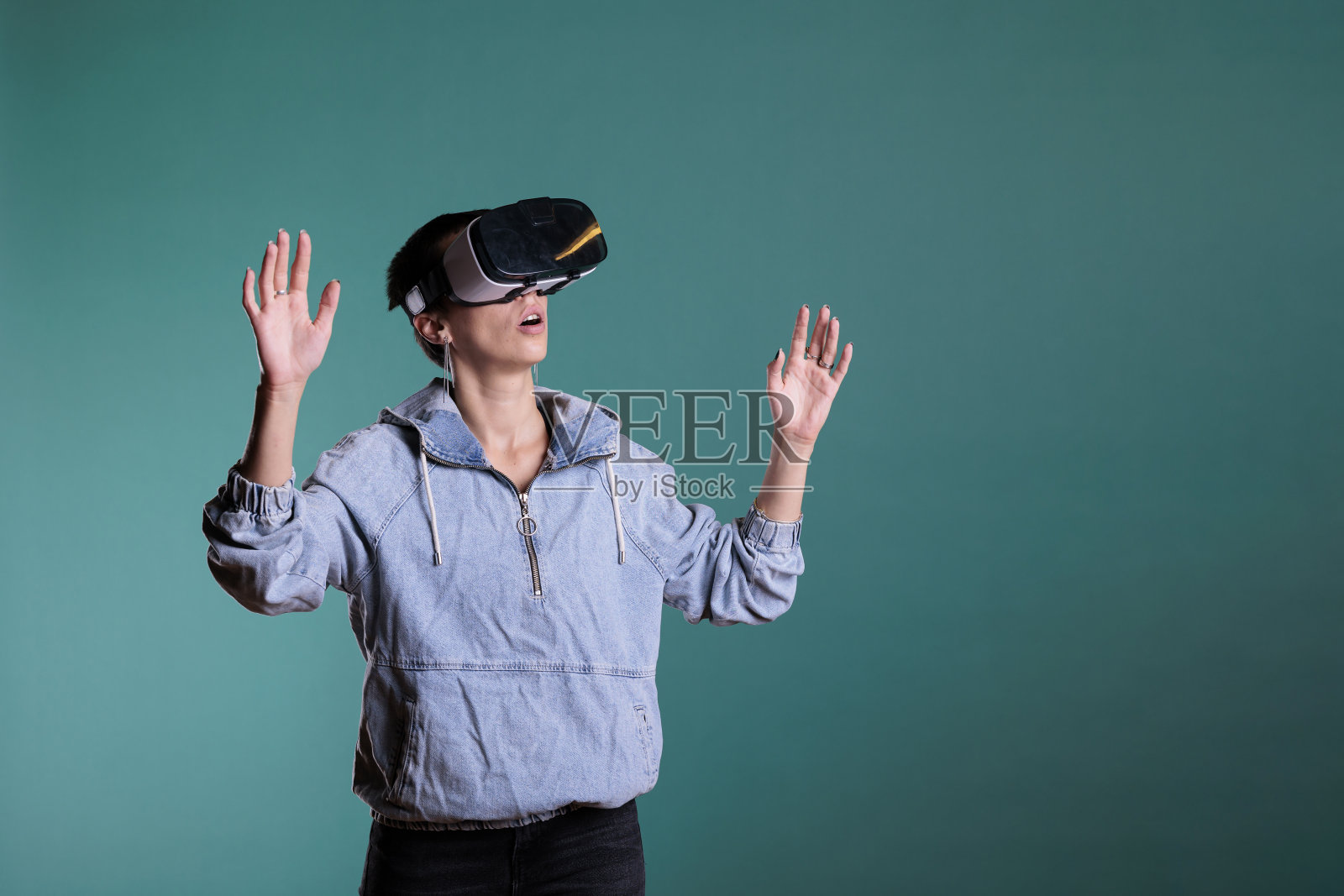 快乐有趣的女人戴着虚拟现实眼镜与视频互动照片摄影图片