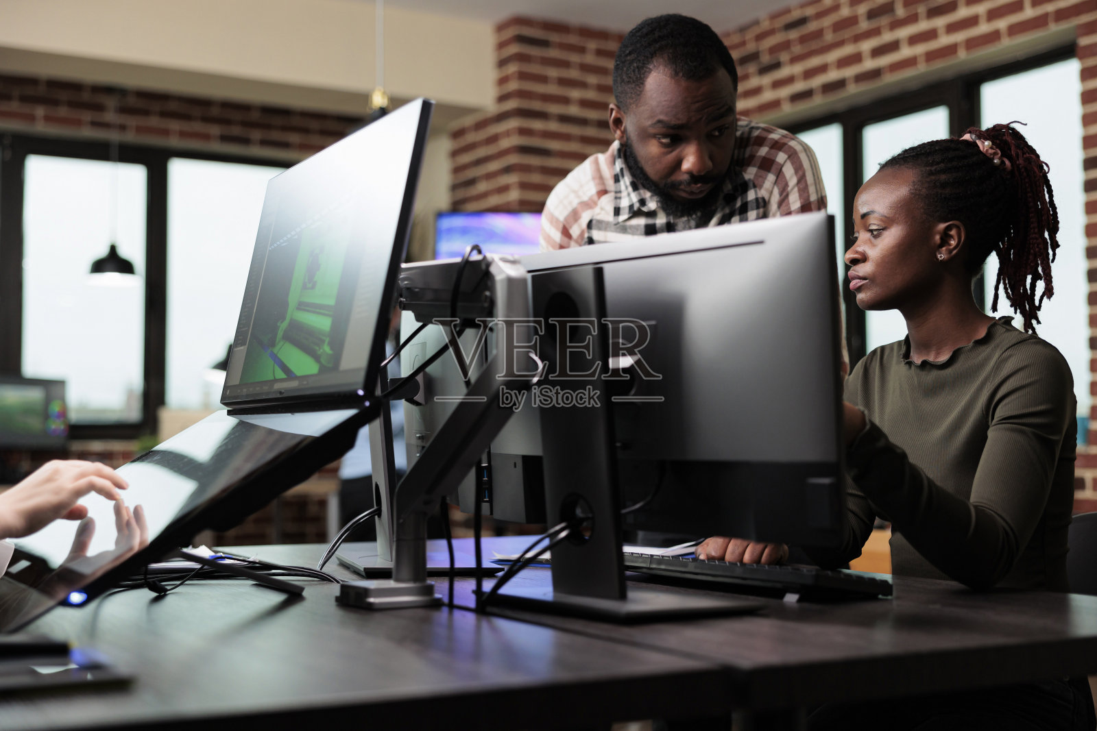 富有创造力的非裔美国办公室工作人员正在讨论3D项目开发进度。照片摄影图片