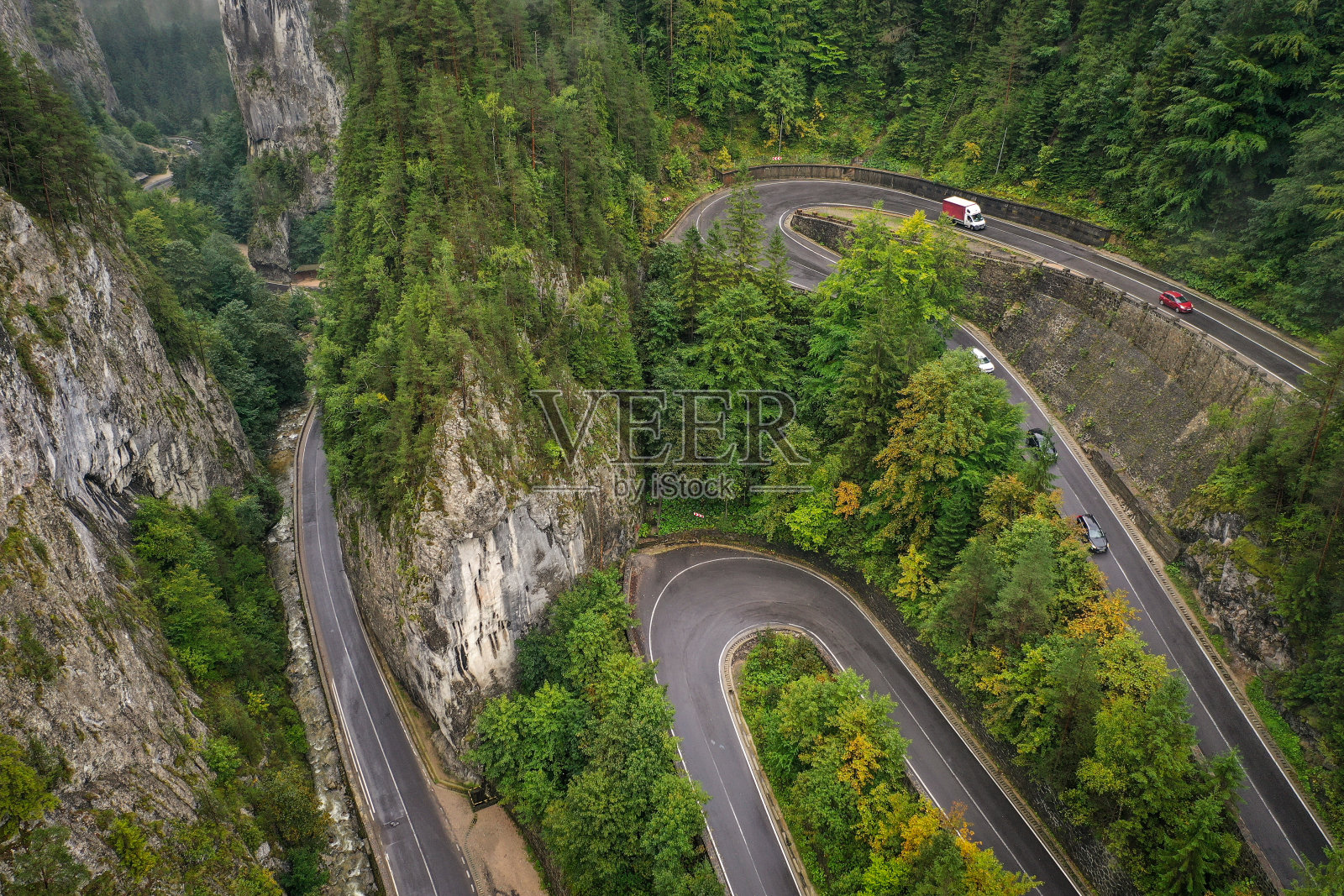 在一个雾蒙蒙的秋日，比卡兹穿过罗马尼亚喀尔巴阡山脉高处的山路照片摄影图片