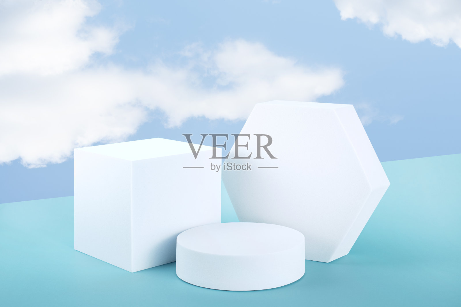 一个蓝天白云背景的平台照片摄影图片