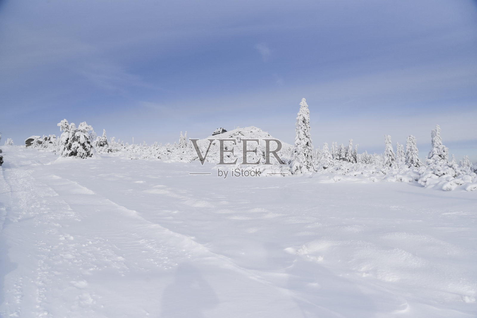 冬季山地景观。波兰冬季的Karkonosze。照片摄影图片