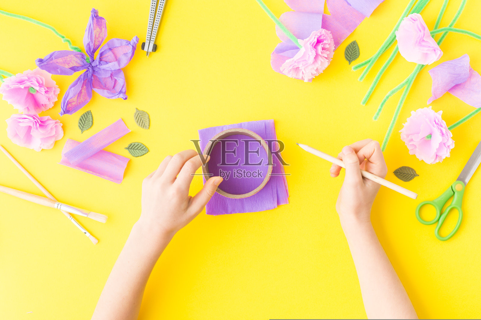 用孩子们的花做简单的纸工艺品。母亲节。的手。生日快乐。照片摄影图片