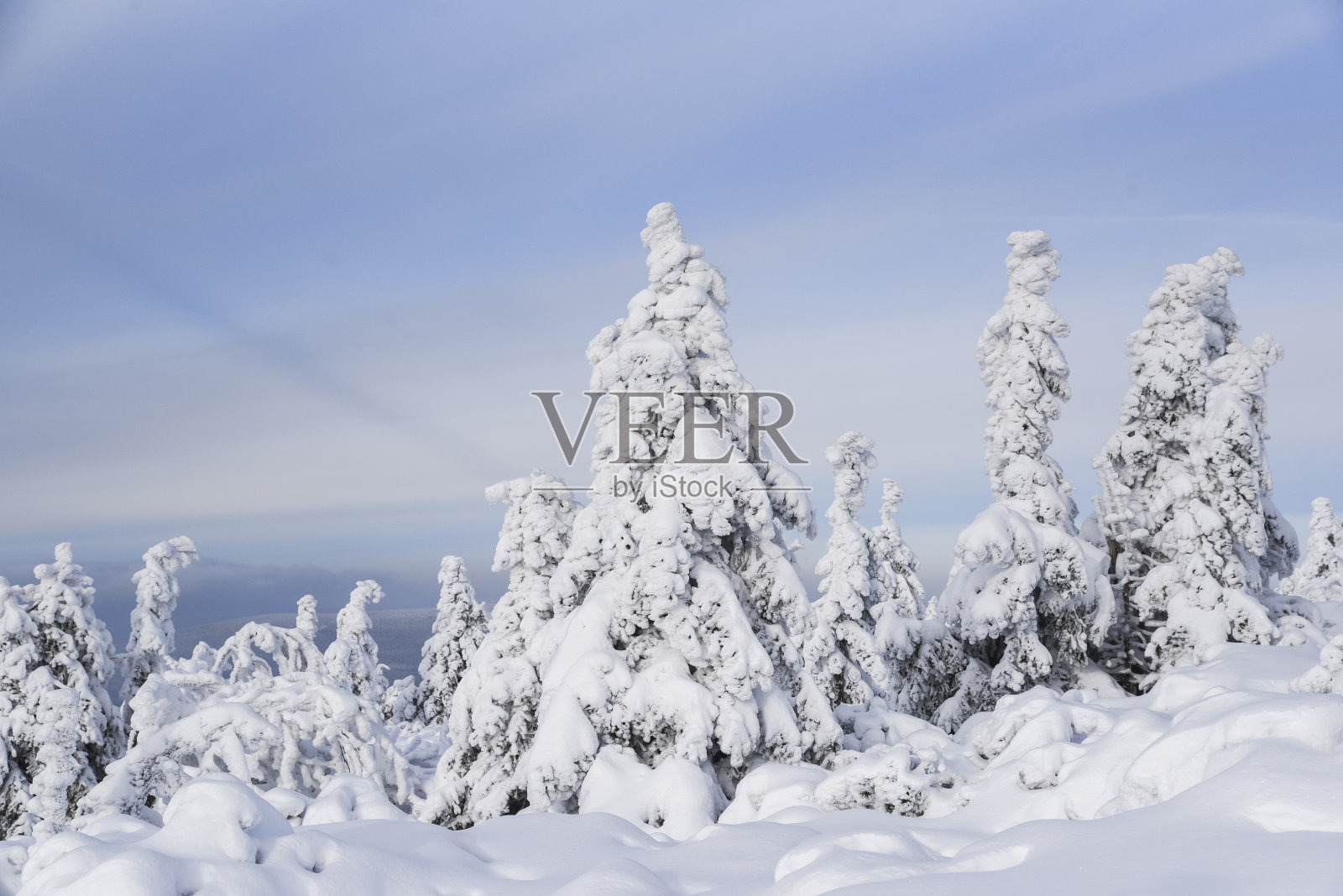 冬季山地景观。波兰冬季的Karkonosze。照片摄影图片