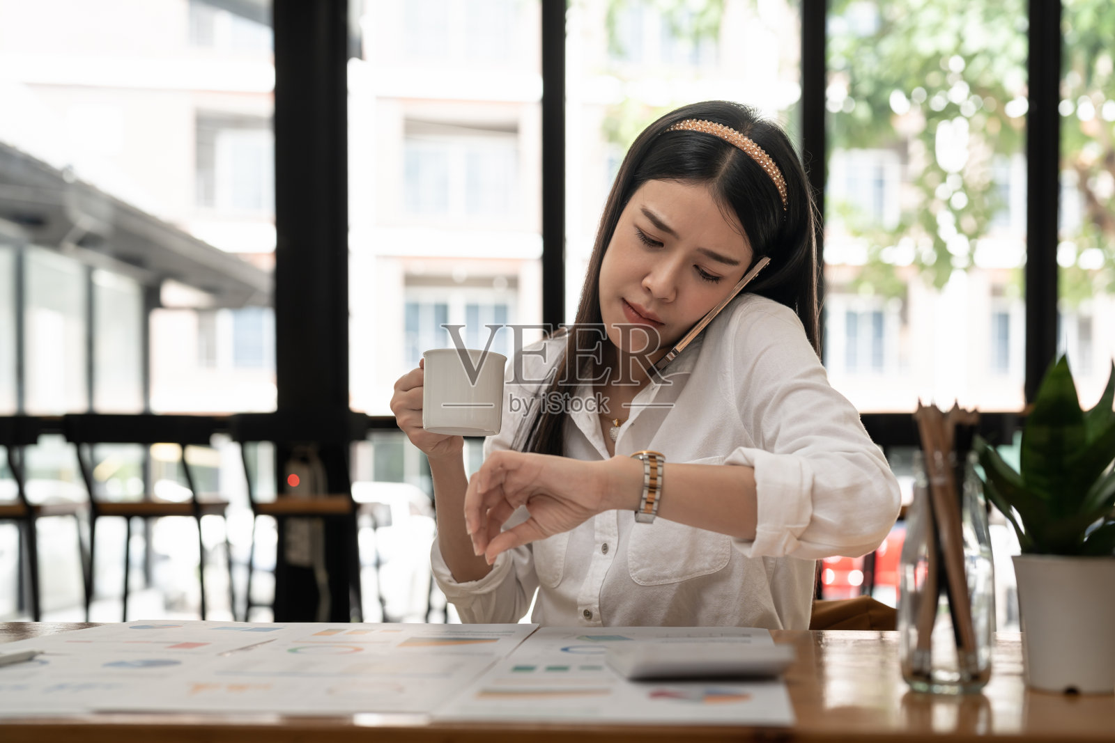 就业截止日期时间表眼镜眼镜眼镜雇主文件轻率行政焦虑问题麻烦人人概念。沮丧的短发认真地研究合同中的细节照片摄影图片