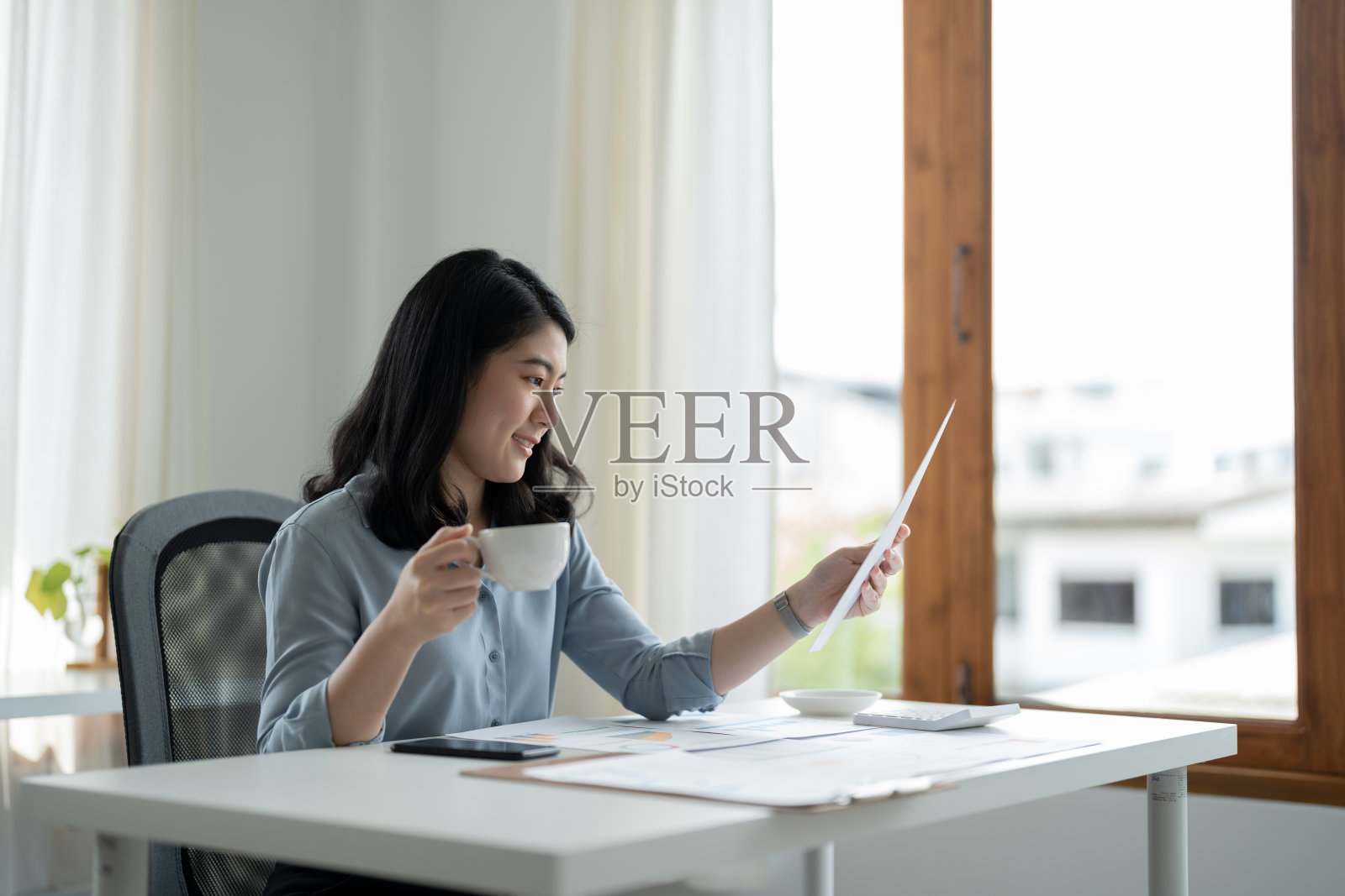 商业女性顾问计划分析平板电脑在办公室的投资和营销。照片摄影图片