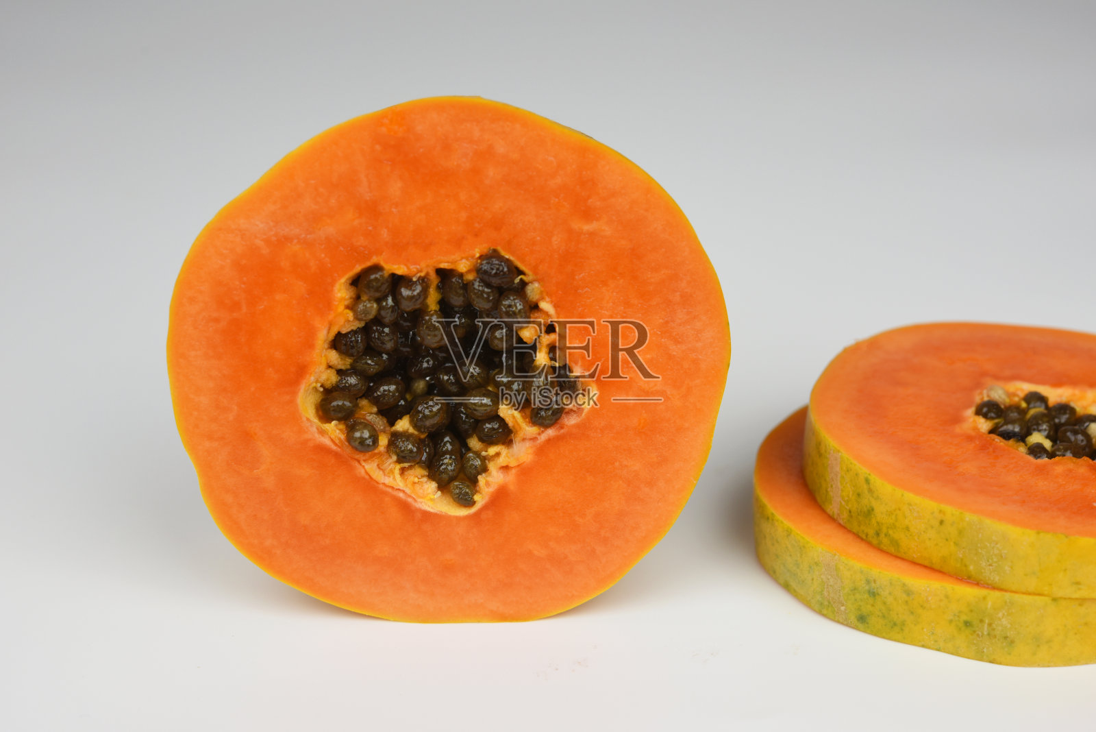 半个成熟的带籽木瓜果实。照片摄影图片