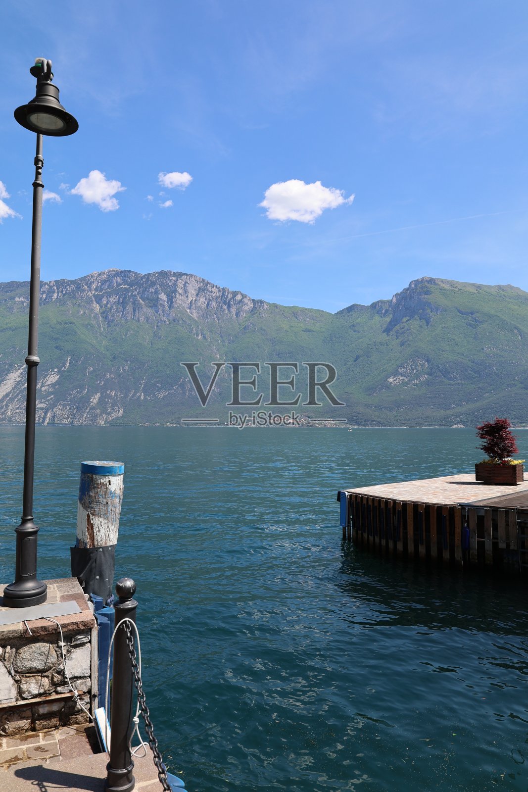 加尔达湖的初夏照片摄影图片