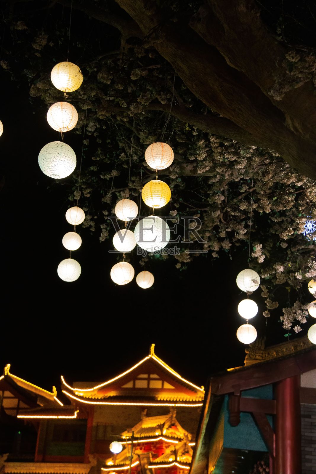 中国眉山印象水街的灯光垂直拍摄照片摄影图片