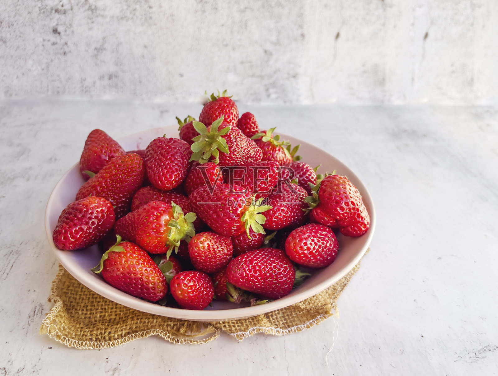 碗中的新鲜草莓照片摄影图片