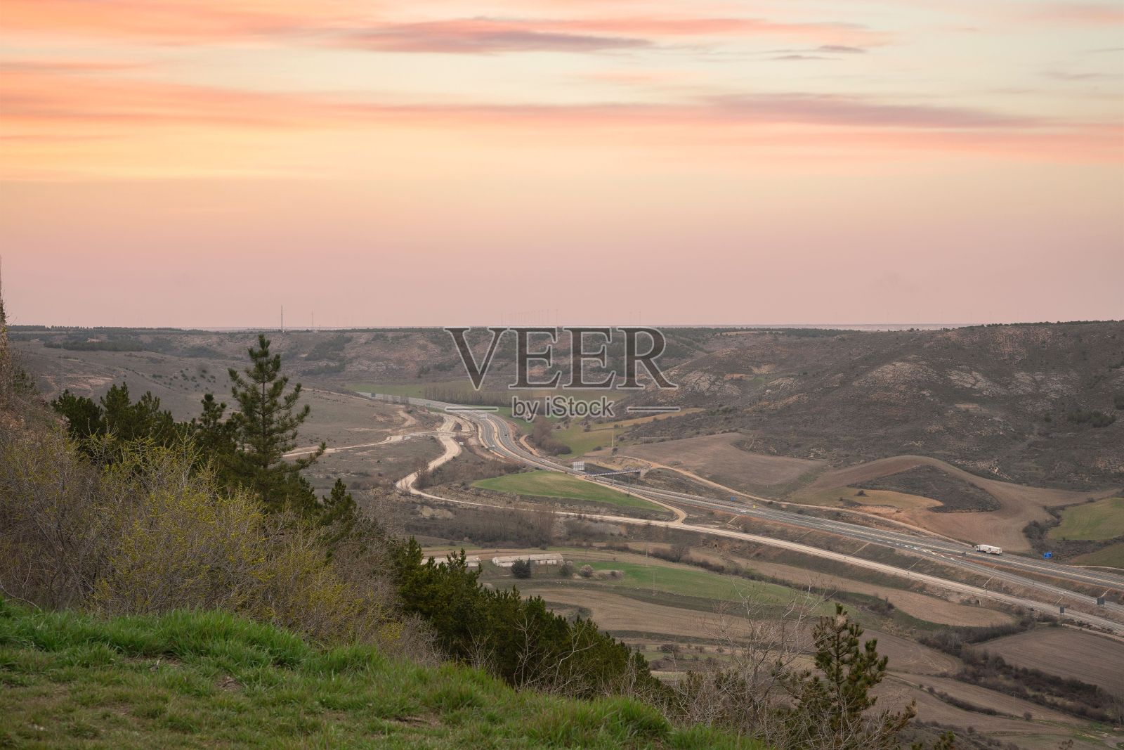 日落时美丽的风景，橙色的天空照片摄影图片
