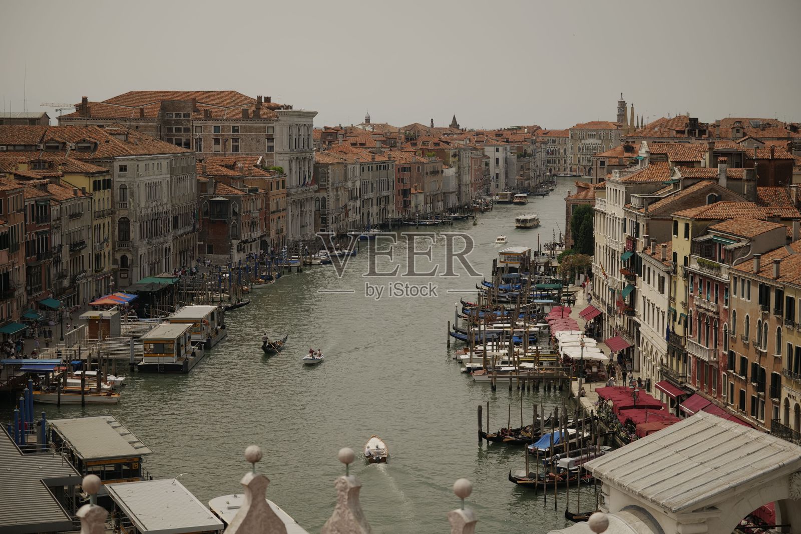 横向景观的海峡与船只，在色彩缤纷的房屋之间，在威尼斯的阳光照片摄影图片