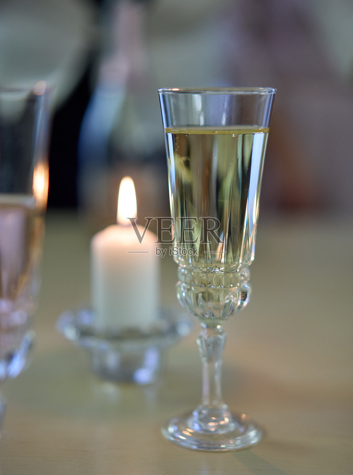 桌上放着香槟和蜡烛照片摄影图片