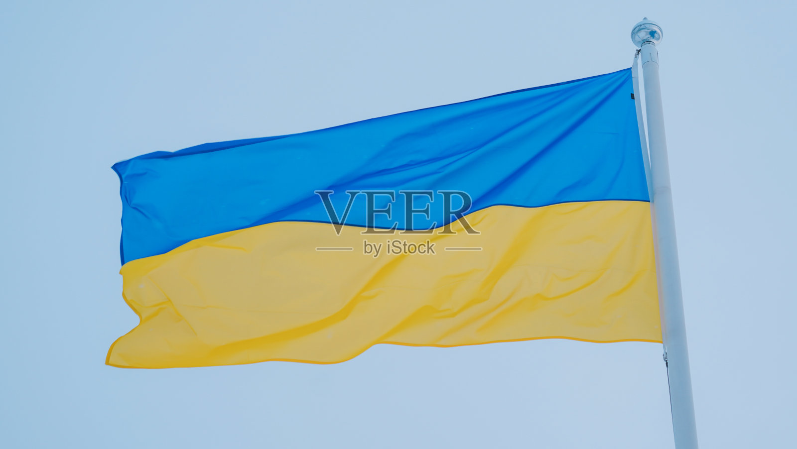 乌克兰国旗与天空背景的特写视图照片摄影图片