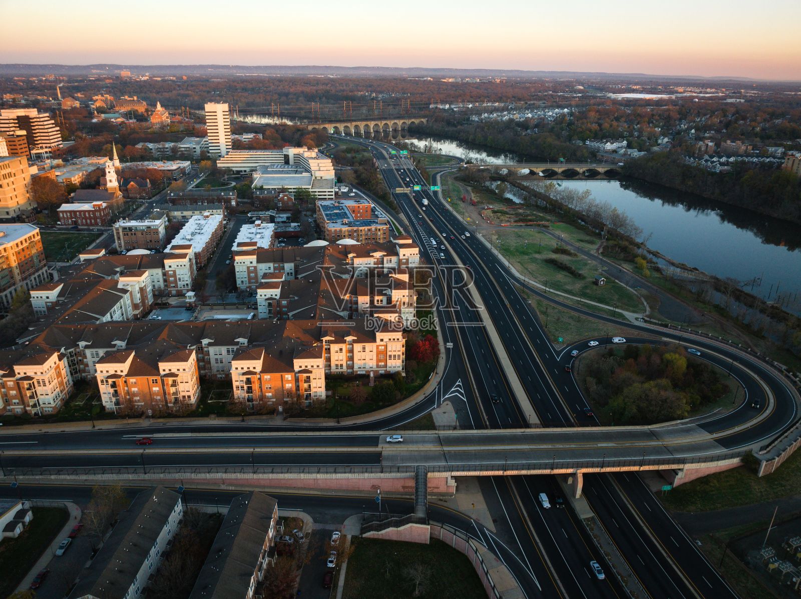 在新不伦瑞克，罗格斯，枢纽城，美国，日出时的城市天际线与建筑物的无人机视图照片摄影图片