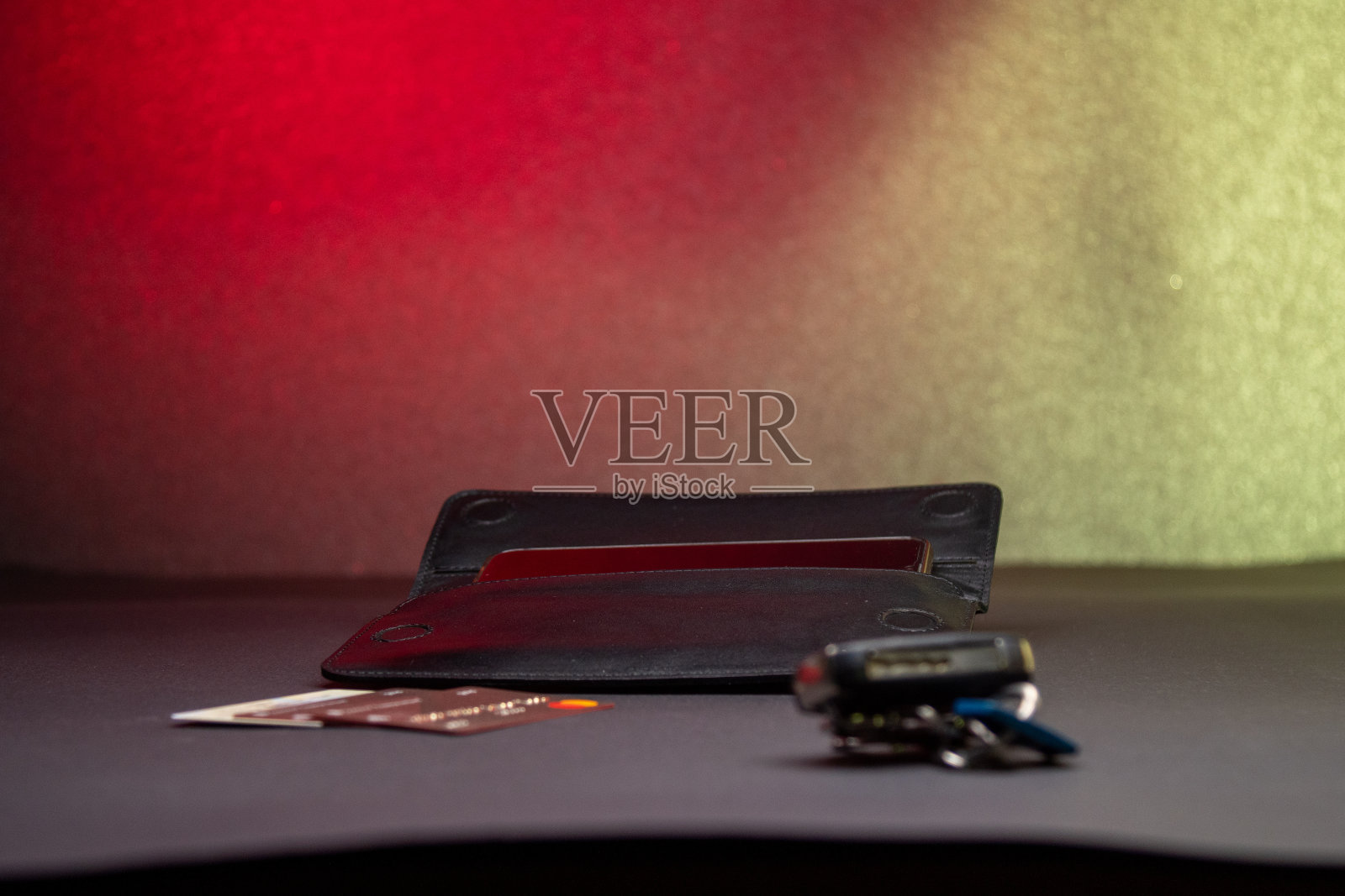黑色长皮革钱包附近的信用卡和钥匙照片摄影图片