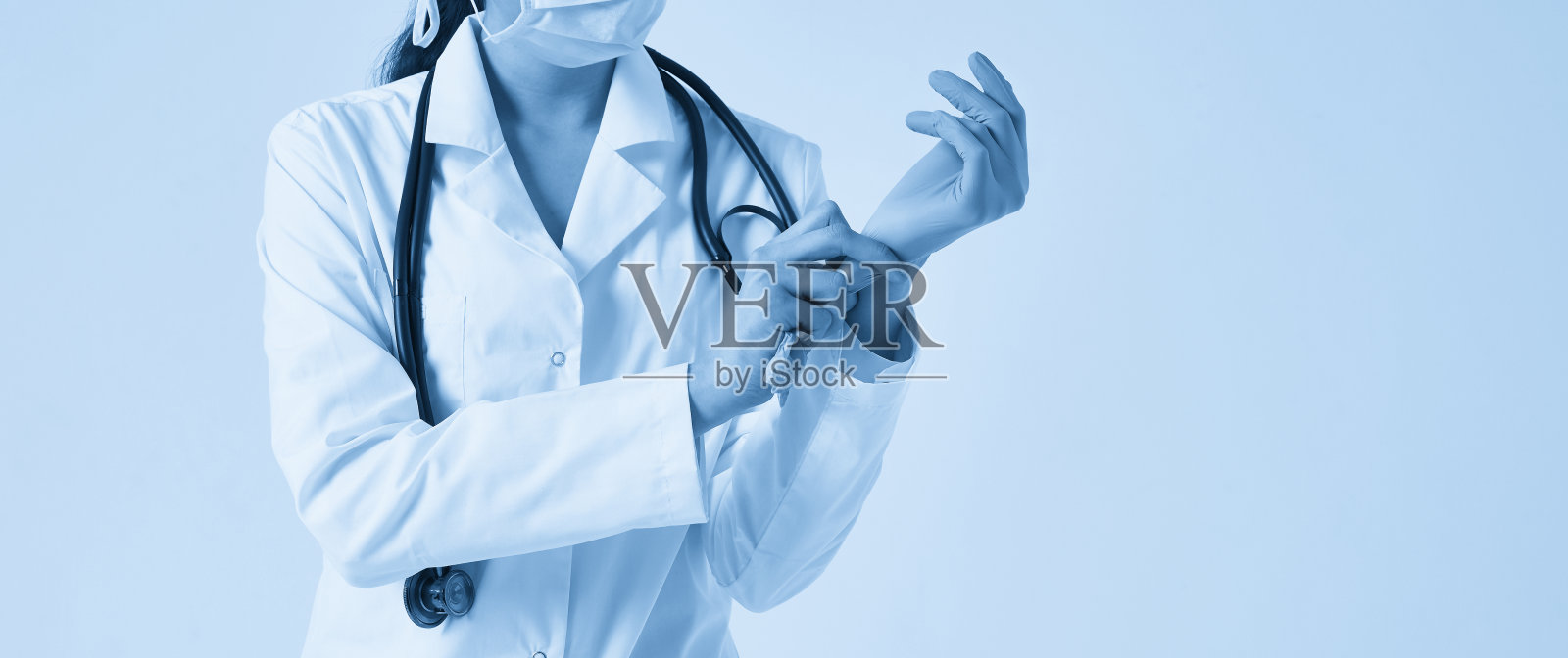 年轻医生戴上白底手术手套照片摄影图片