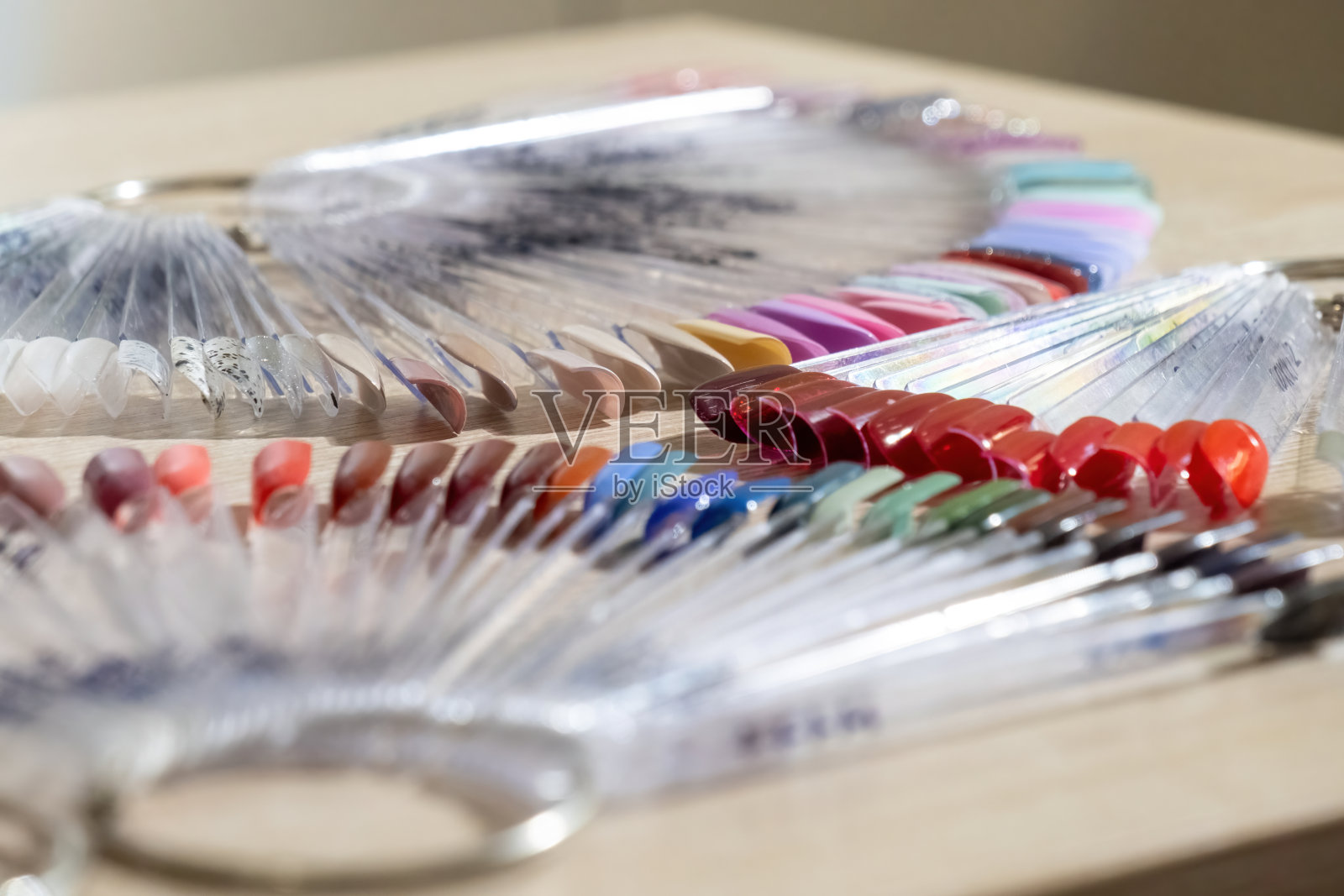 美甲沙龙中展示的扇形调色板提示照片摄影图片