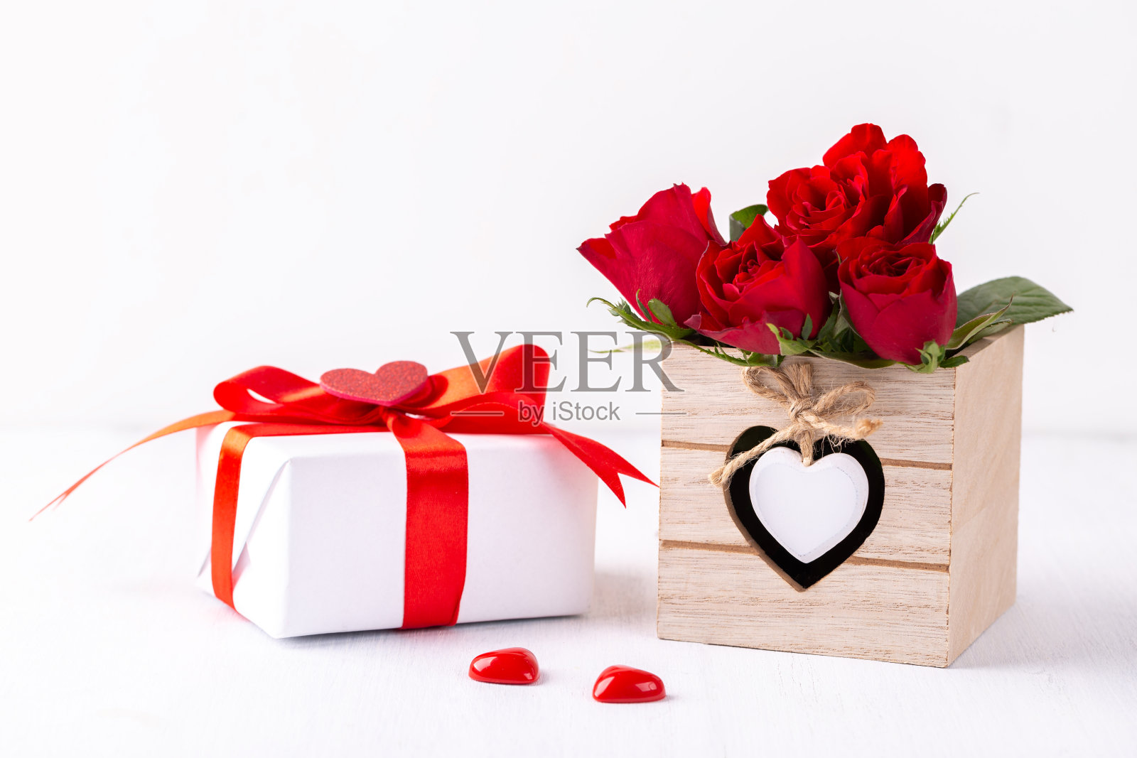 白色礼盒和红玫瑰照片摄影图片