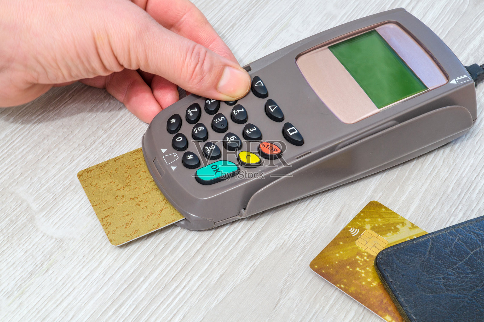 在付款前，手动输入pin码到货币终端机照片摄影图片