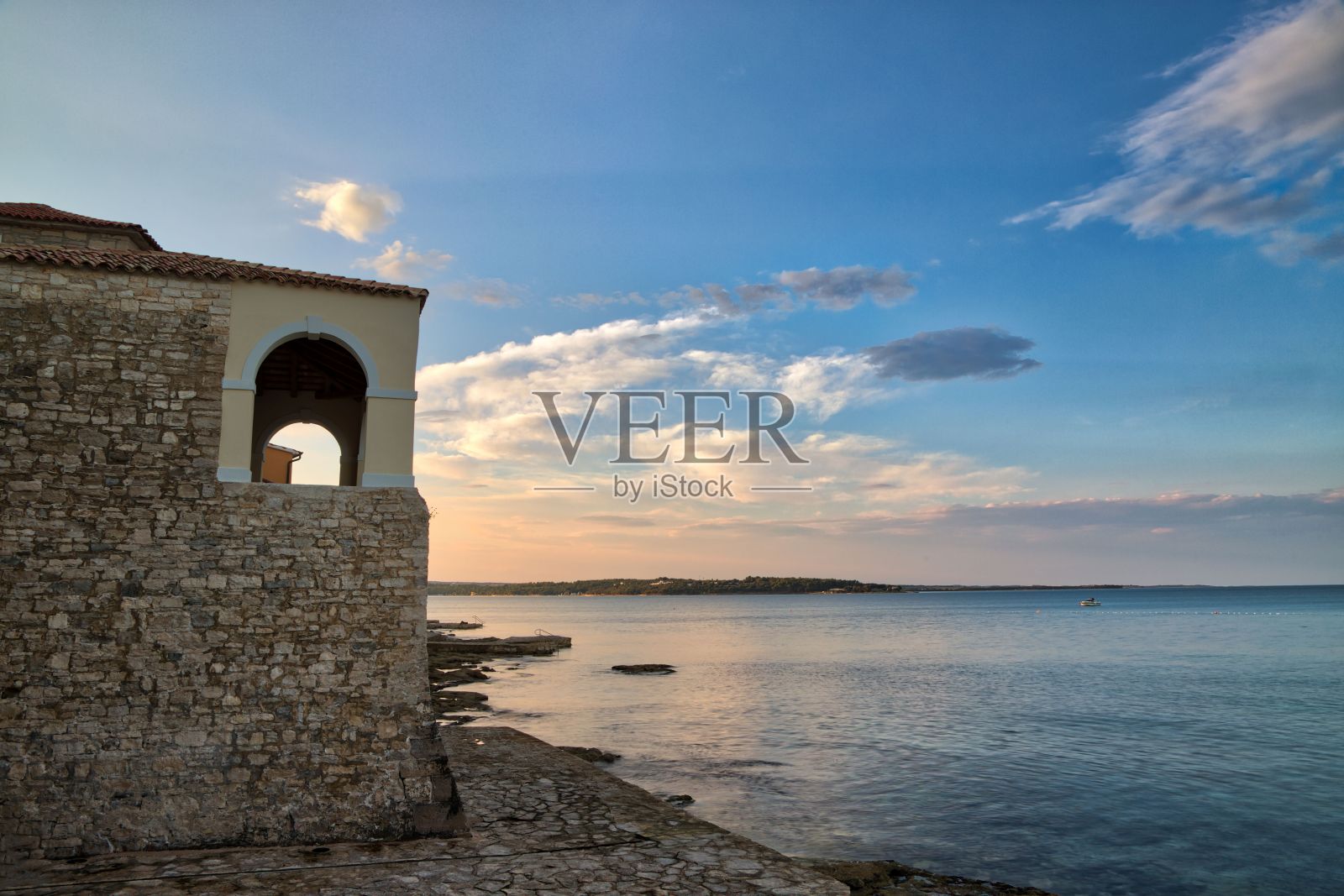 克罗地亚诺维格拉德老城区的街道和房屋的美丽景色照片摄影图片