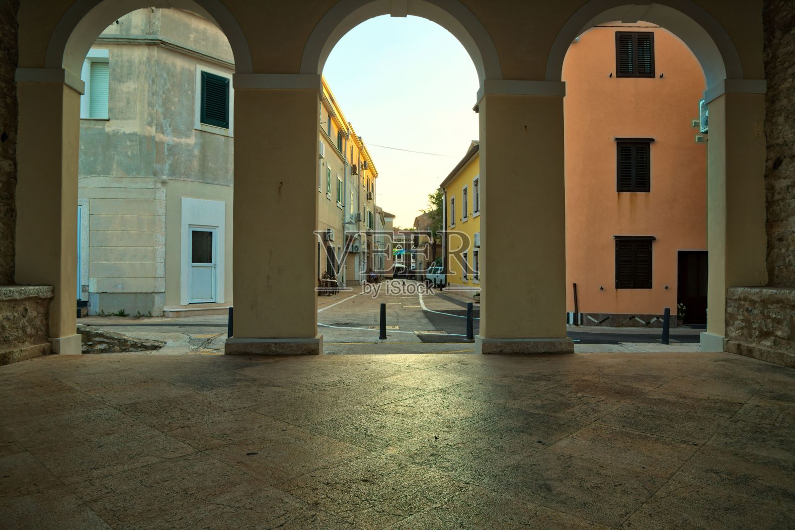 克罗地亚诺维格拉德老城区的街道和房屋的美丽景色照片摄影图片