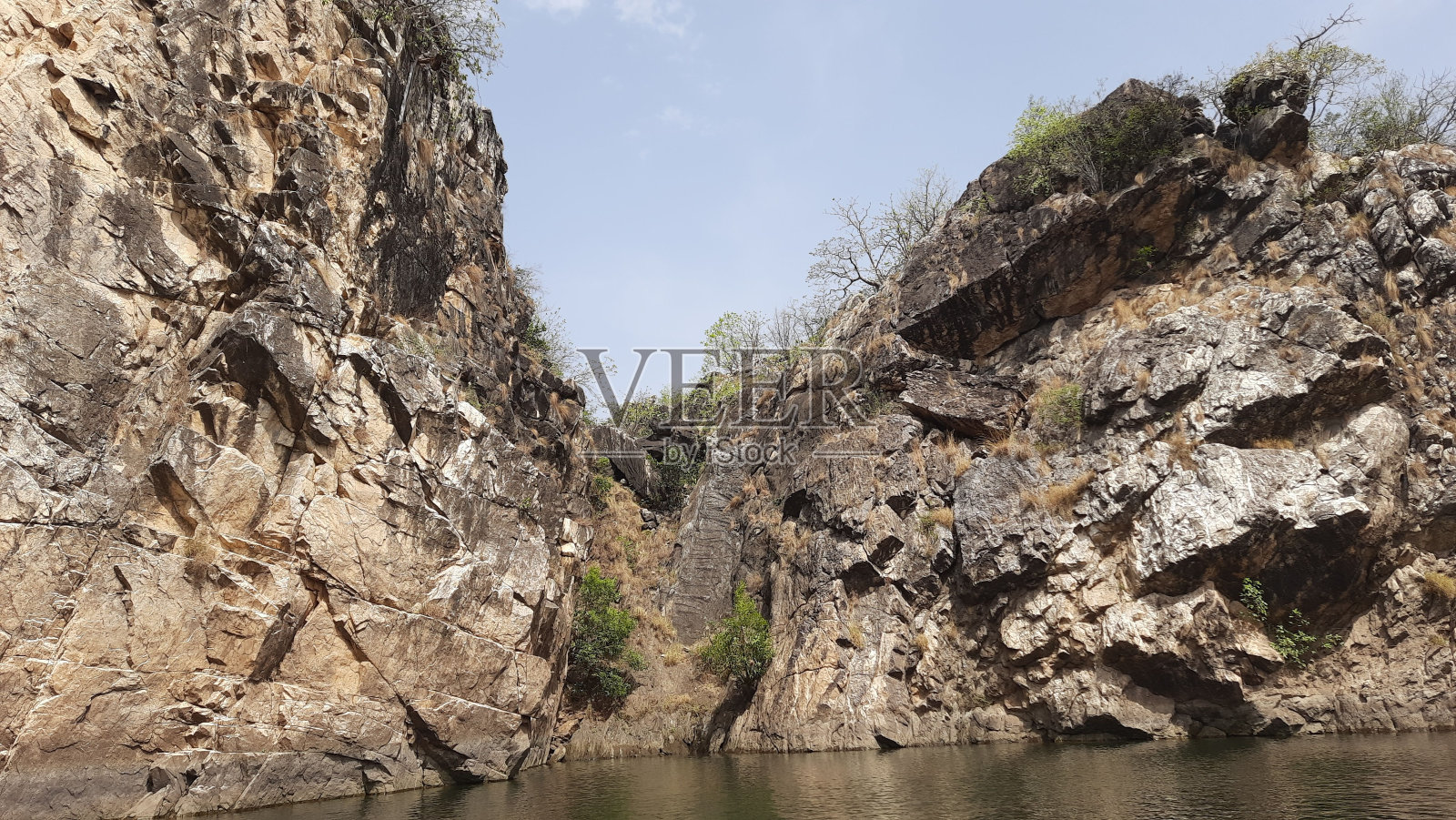 美丽的自然风光，蓝天下的悬崖和湖泊照片摄影图片