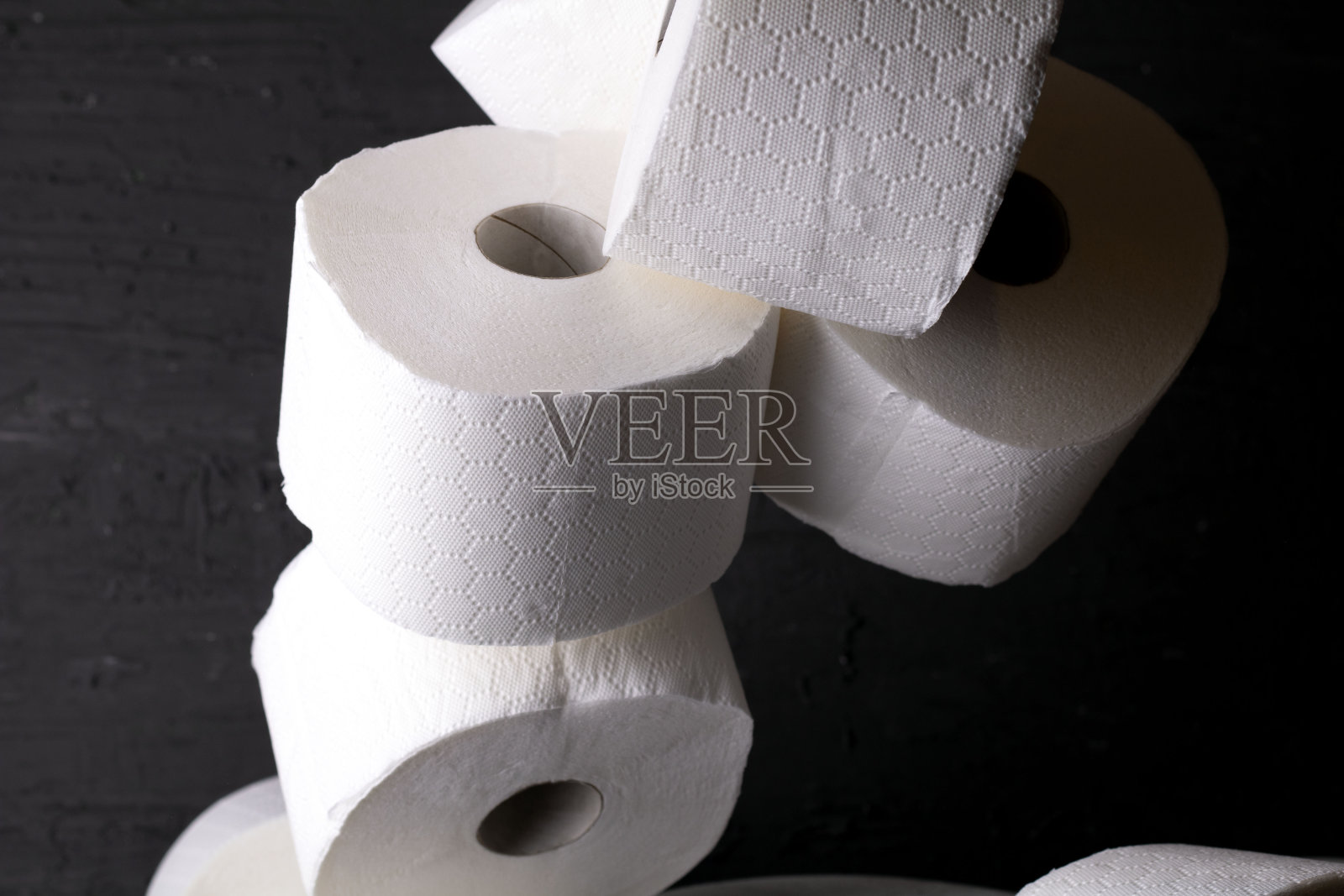 黑底白厕纸照片摄影图片