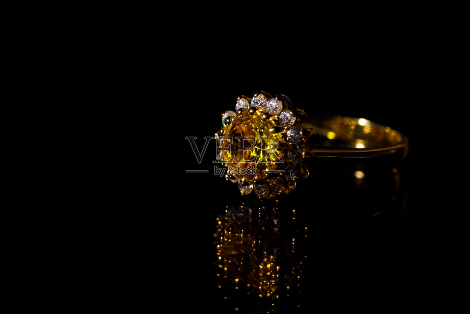 黄色蓝宝石和钻石金戒指照片摄影图片