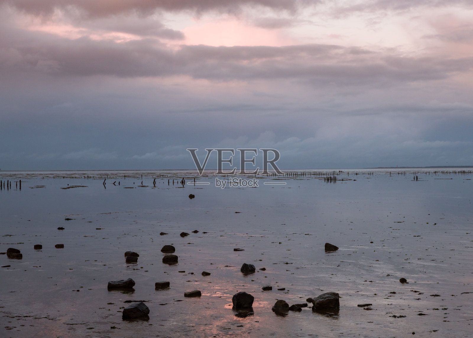 荷兰弗里斯兰海岸的岩石和海浪照片摄影图片