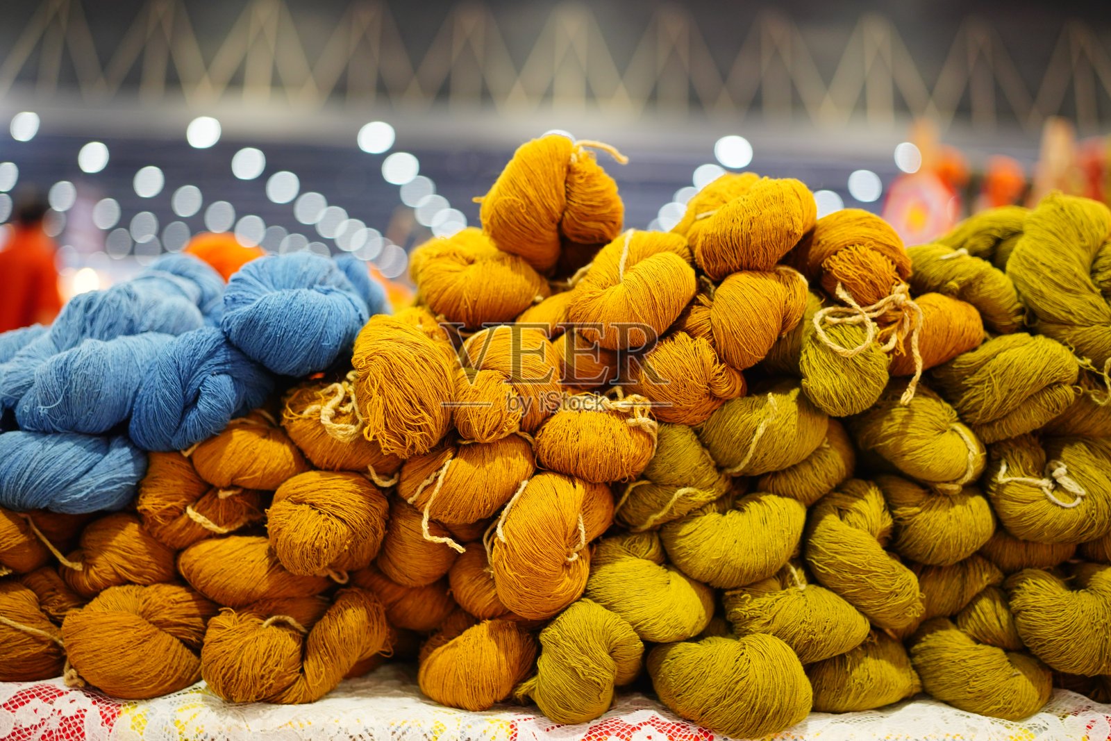 市场上的一卷丝线照片摄影图片