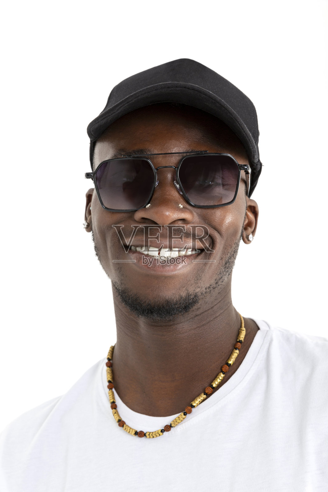 一名非洲裔美国人，身穿白色t恤，戴着白色背景的太阳镜。照片摄影图片