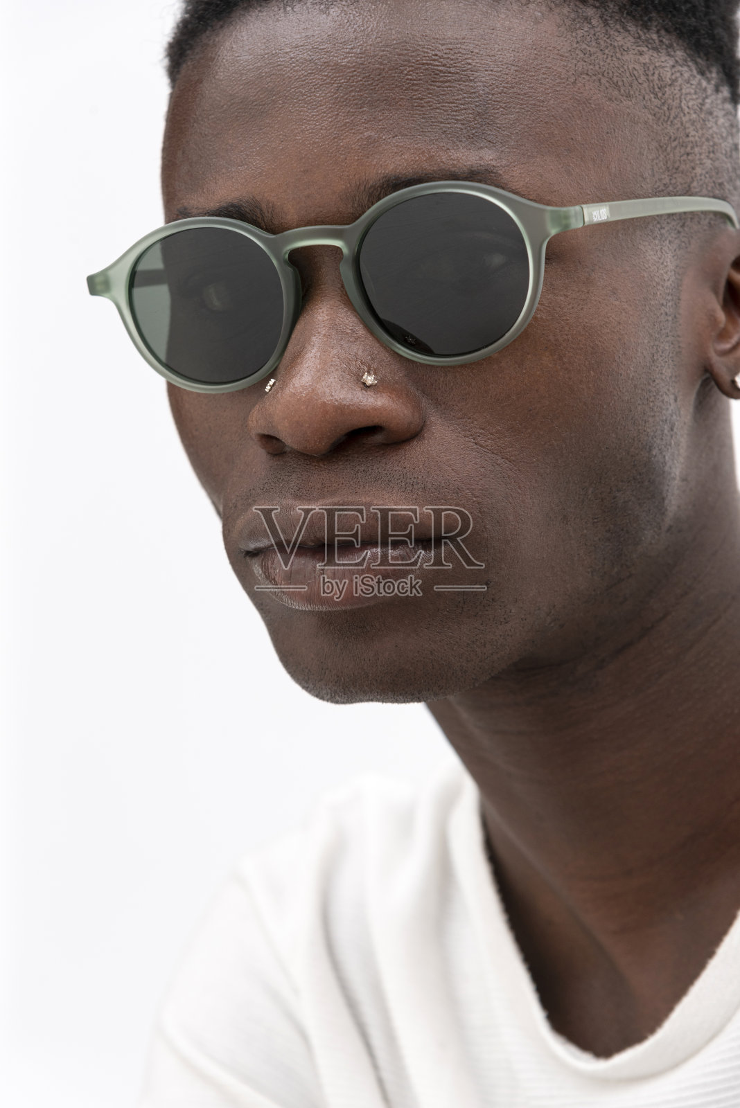 一名非洲裔美国人，身穿白色t恤，戴着白色背景的太阳镜。照片摄影图片
