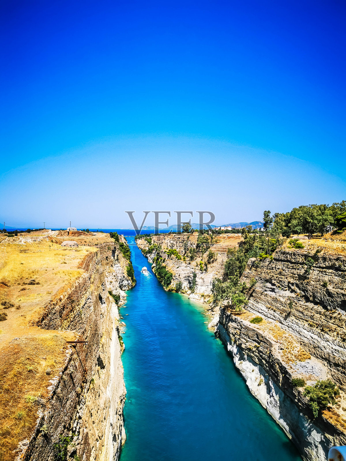 美丽的蓝色海滩，碧蓝的海水照片摄影图片