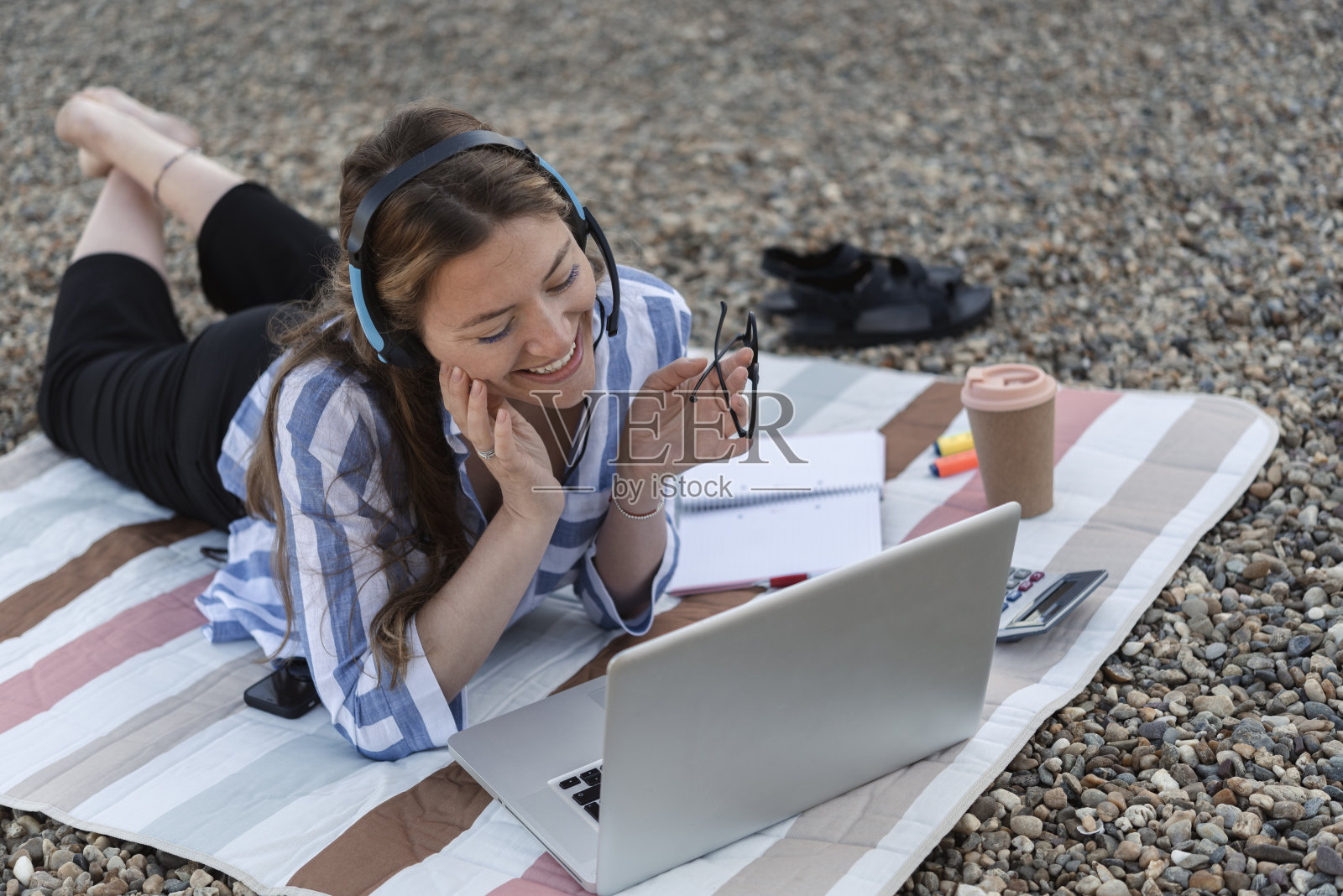 快乐的年轻女子在海滩上自由工作照片摄影图片