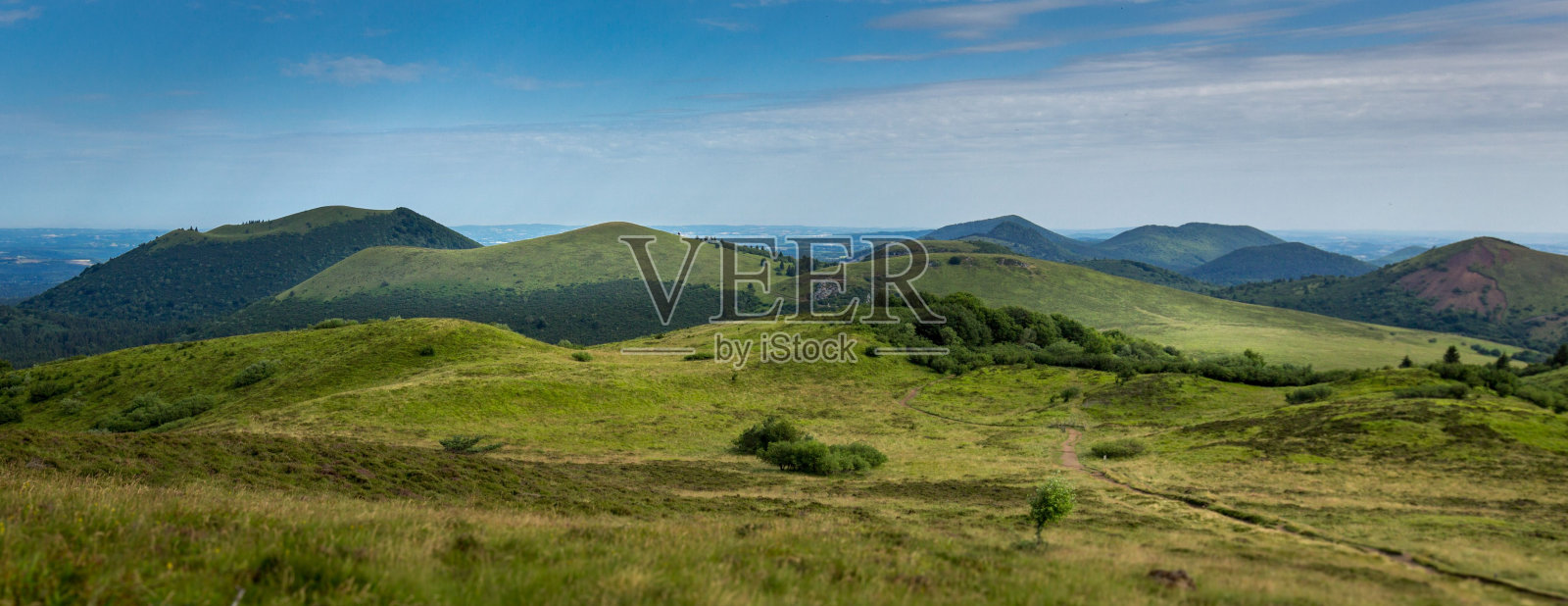 法国奥弗涅美丽的自然风光和山脉全景照片摄影图片