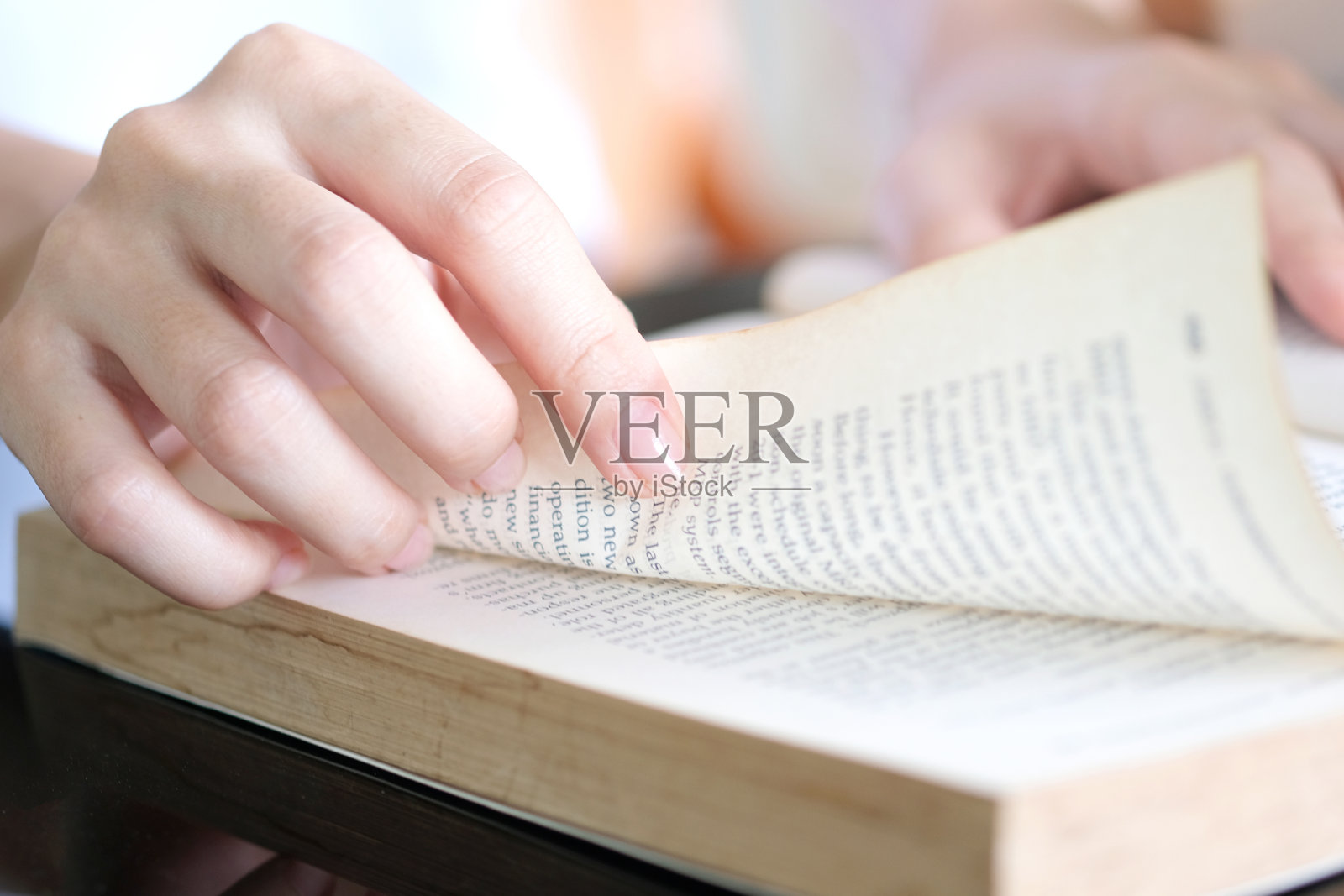 阅读。一个女人打开一本书。她正在图书馆看书学习，利用空闲时间学习照片摄影图片