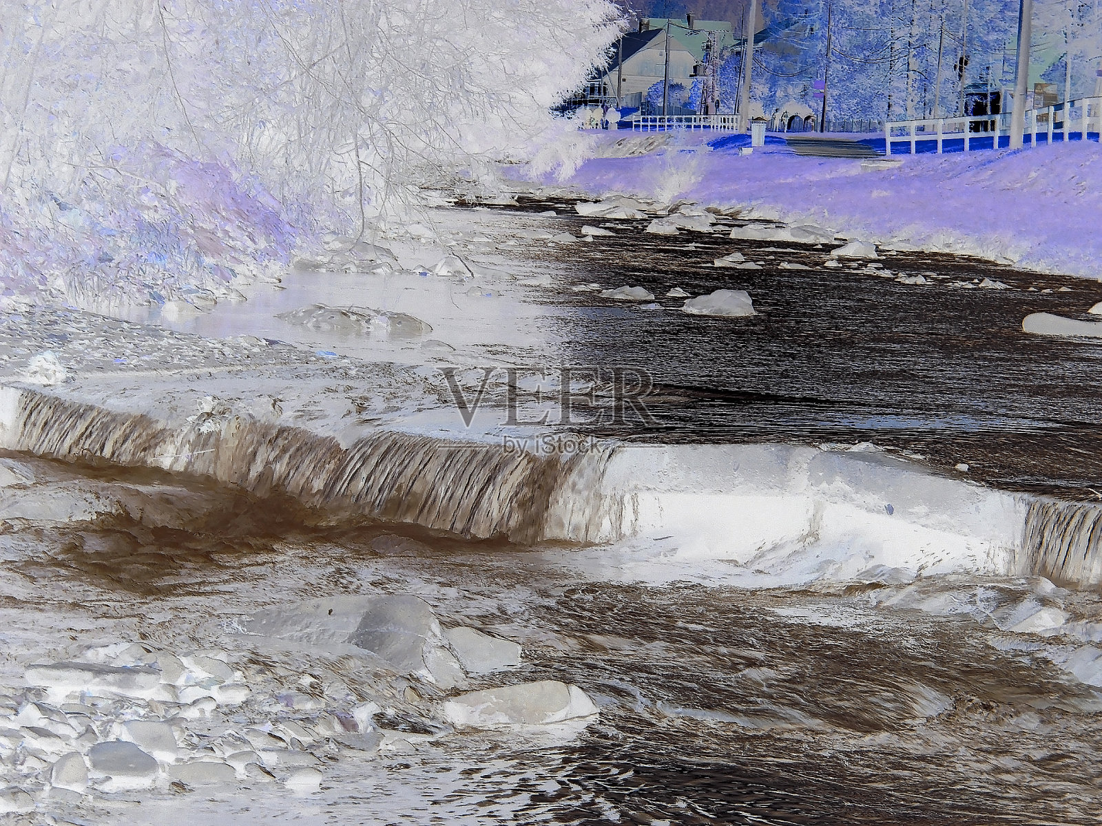 反转图像-平静的奥斯特拉维切河与许多岩石流经村庄。照片摄影图片